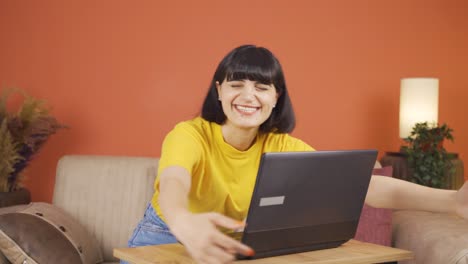 mujer abrazando alegremente el portátil.