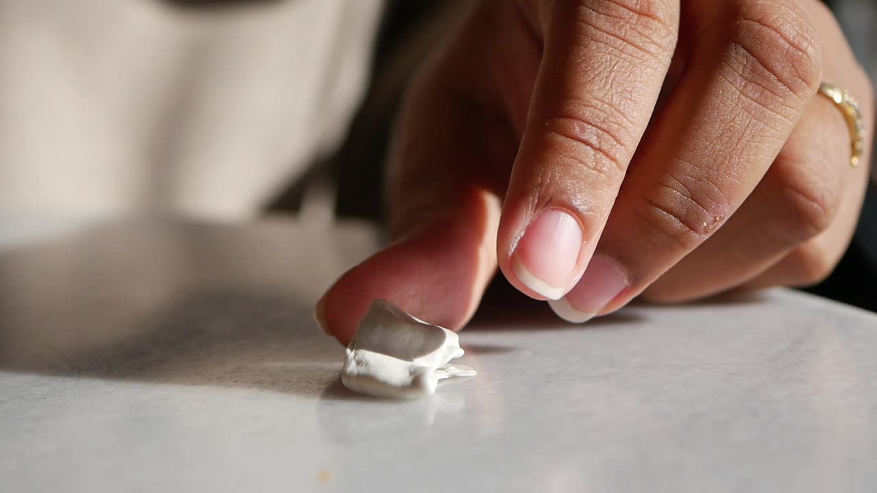 arcilla para moldear a mano