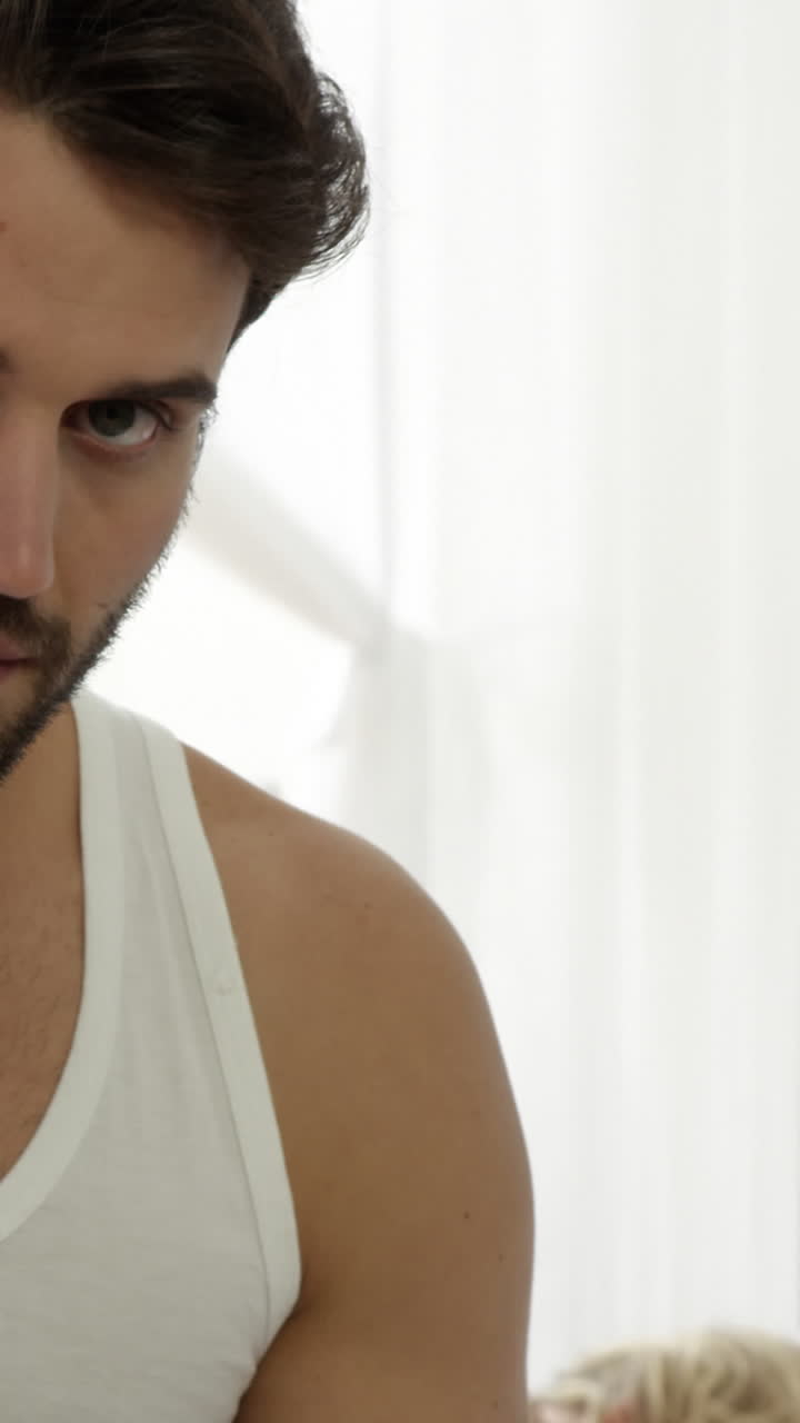 남자친구가 여자친구가 잠을 자고 있을 때 스마트폰에 메시지를 쓰고 있다