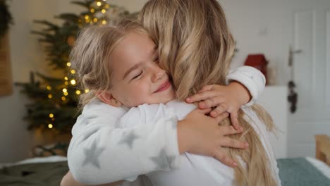 niña dando el regalo de navidad a su madre