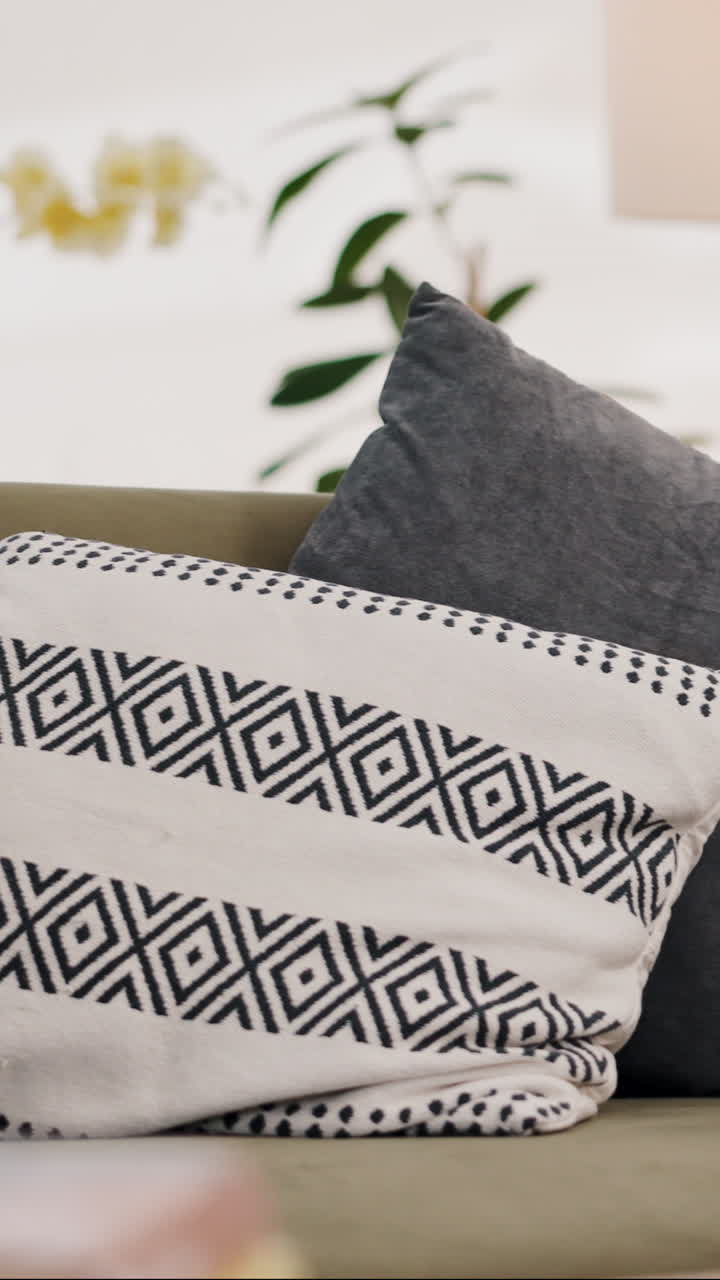 Primo piano di cuscini decorativi su un divano moderno