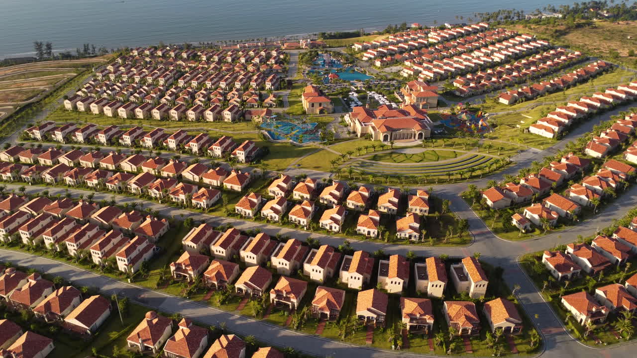 Binh Thuan Vietnam'daki Mui Ne plajının yanında bulunan Centara Mirage Resort'un havadan görünümü, Asya'da tropikal bir seyahat tatil destinasyonu.