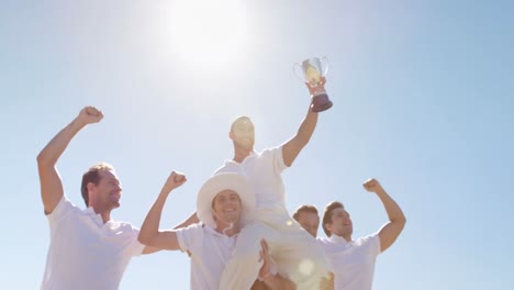 Cricket-Team-Mit-Trophäe-Auf-Dem-Cricketfeld