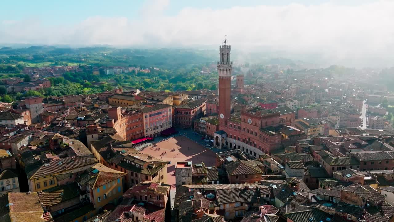 взгляд с воздуха на туманную башню дель мангия в сиене, тоскана, италия