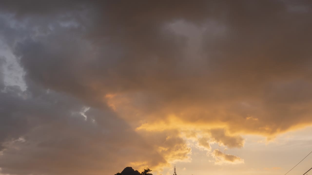 어두운 파란색, 분홍색, 보라색 색조의 하늘과 회색의 어두운 은 구름, 저녁 태양의 반사, 하늘 위에 아름다운 달한 사탕 면화 구름.