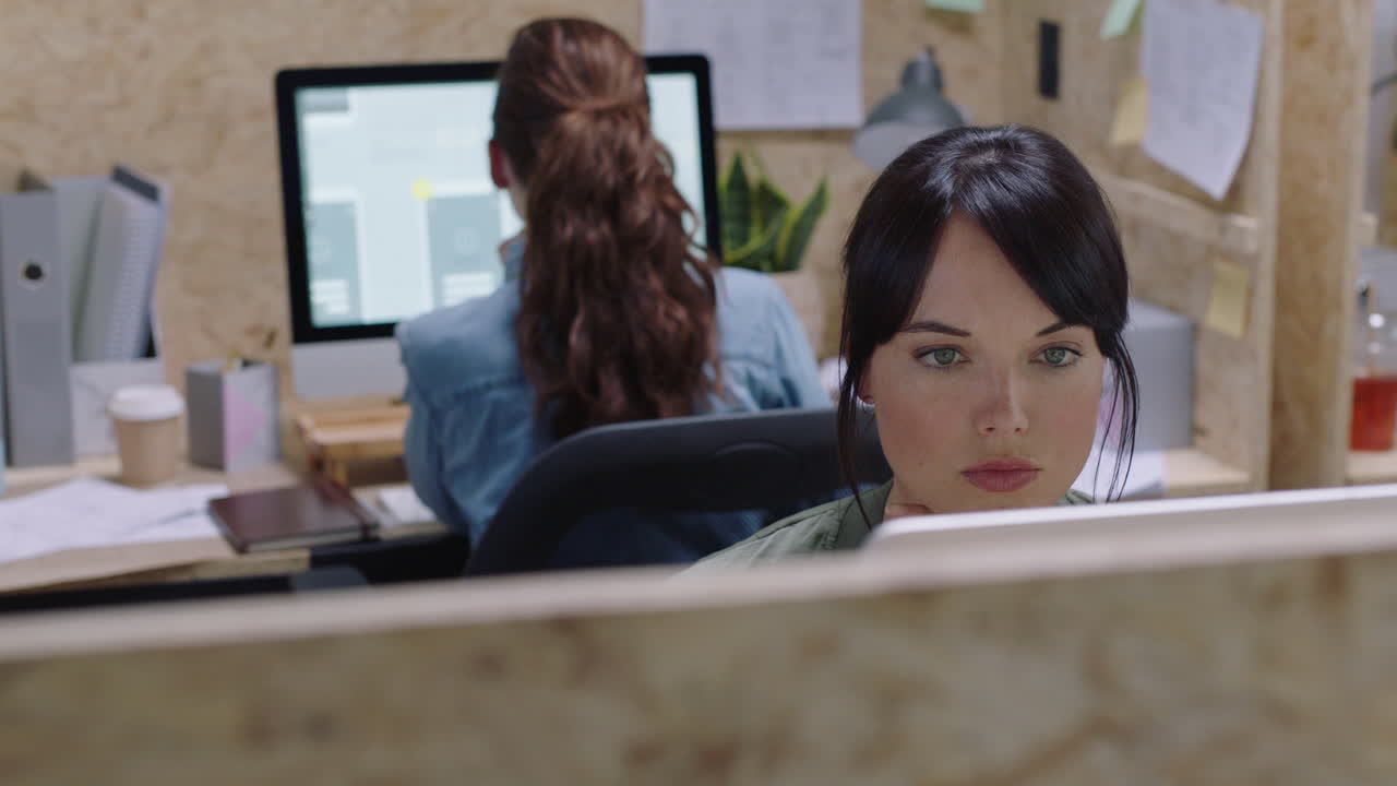 mulher de negócios usando computador trabalhando em um projeto criativo brainstorming idéias navegando on-line lendo mensagens de e-mail empresária concentrando-se no local de trabalho do escritório