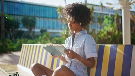 mujer leyendo un libro en un parque