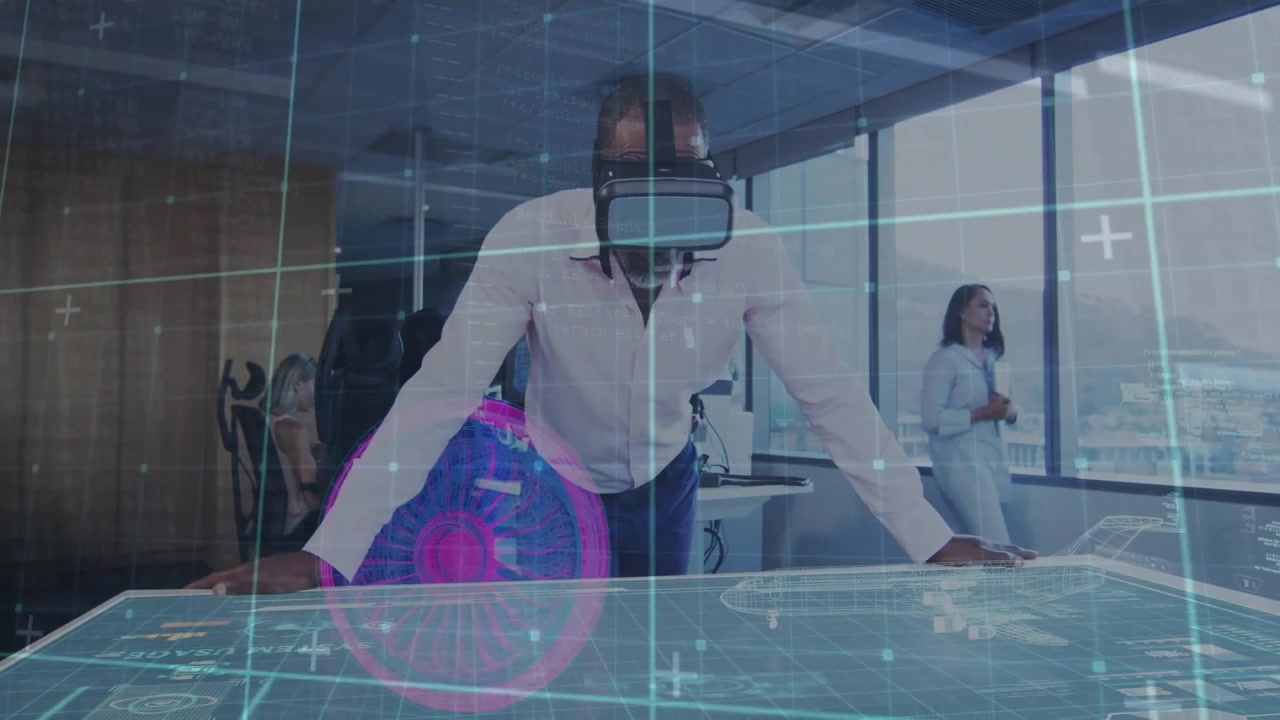 Mann plasserer VR-hodesett på bordet, roterende teknologihologram inspiserer detaljer mens kollega ser på.