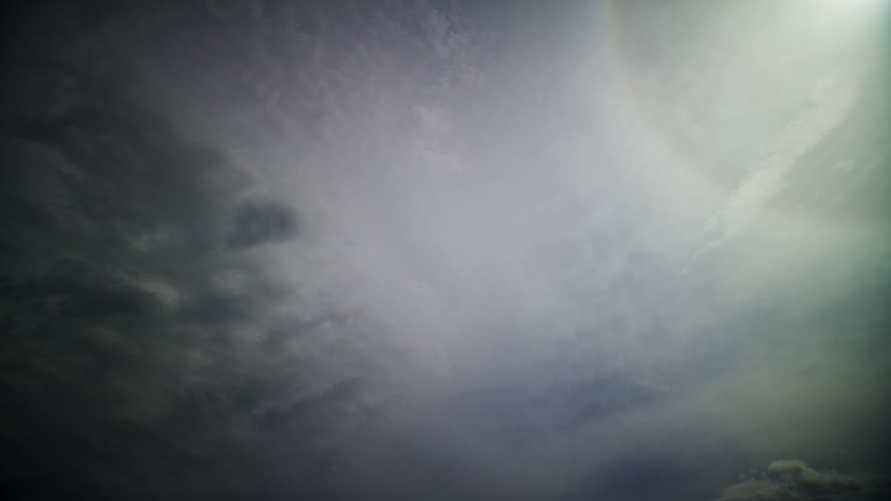 cielo nublado con iluminación dramática