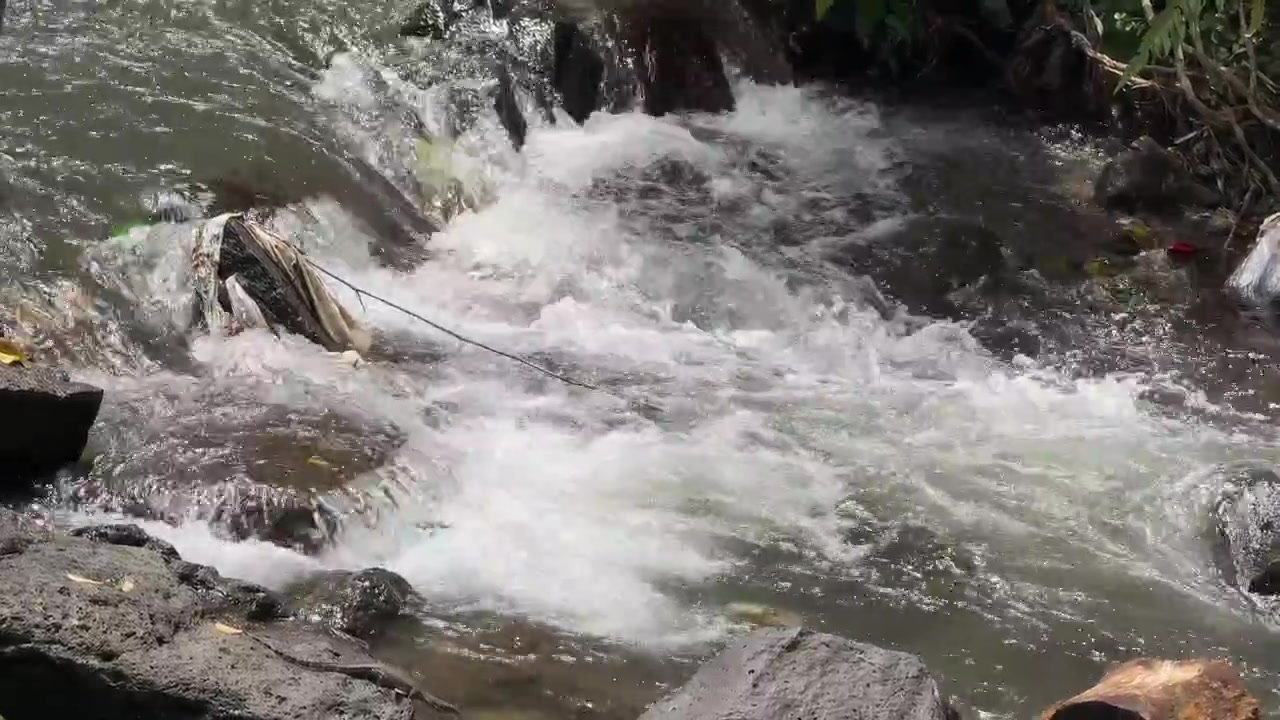 Piccolo ruscello di montagna che scorre sulle rocce