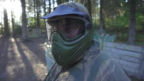 retrato de un joven con una máscara de paintball en la cabeza para la protección en el juego de tiro