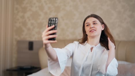 Una-Mujer-Elegante-Y-Atractiva-Toma-Un-Video-Selfie-En-Una-Habitación-De-Hotel