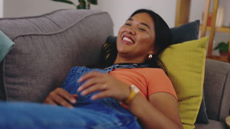 casa, relajarse y la chica con sonrisa en el sofá para descansar