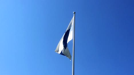 la bandiera della finlandia sventola al rallentatore con cielo azzurro sullo sfondo