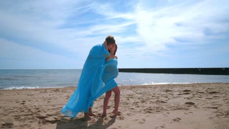 Liebespaar-Küsst-Sich-Am-Strand.-Romantisches-Paar,-Das-Spaß-Am-Strand-Hat