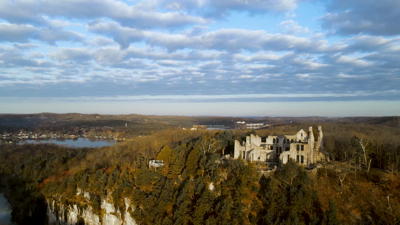 ruinas de la fortaleza del castillo medieval en un acantilado en un hermoso paisaje, antena