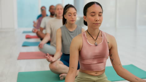 Mujer-Tranquila,-Entrenadora-Y-Meditación-En-Clase-De-Yoga.