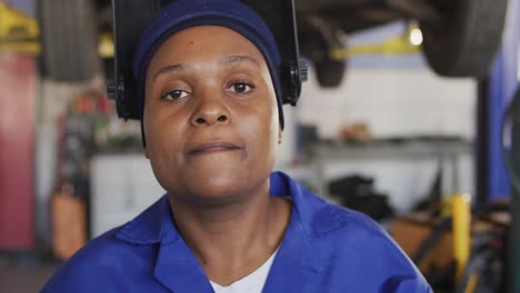 Video-Einer-Müden-Afroamerikanischen-Automechanikerin,-Die-In-Die-Kamera-Schaut