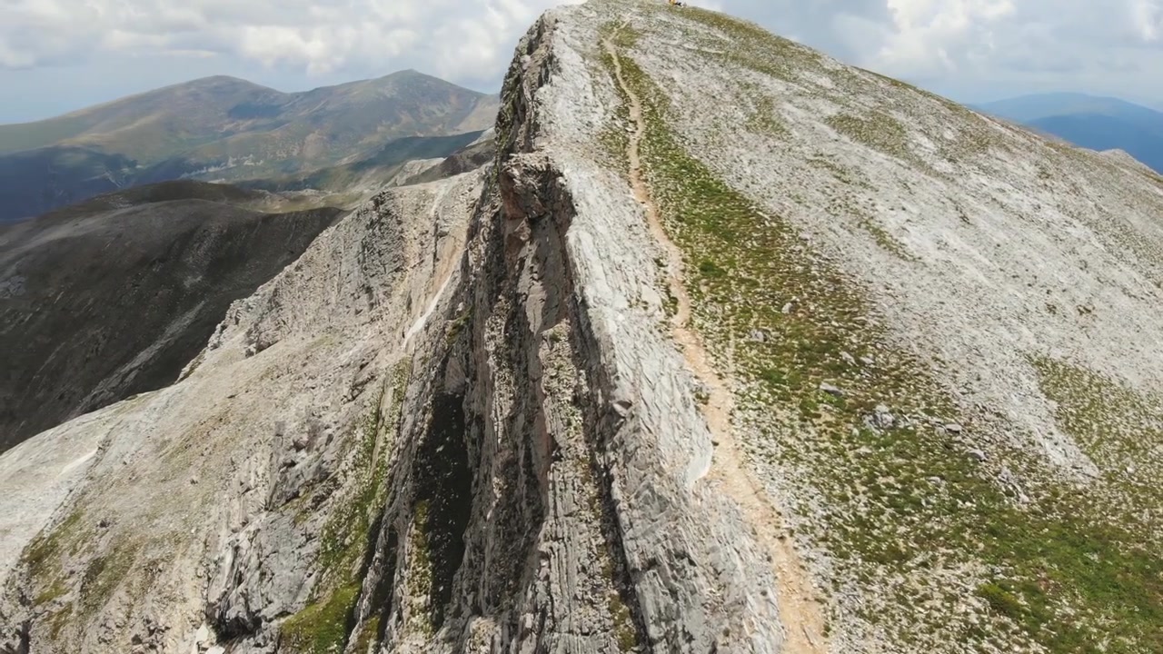 Vista aerea di una cresta montuosa rocciosa e sentiero escursionistico