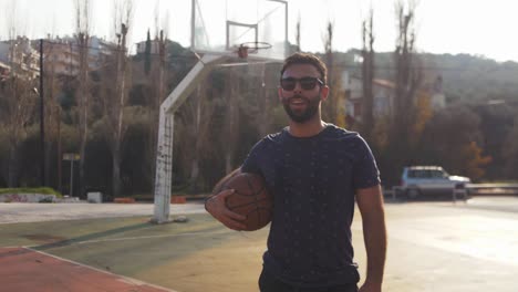 jugador de baloncesto masculino video retrato cinemática cámara lenta luz del sol