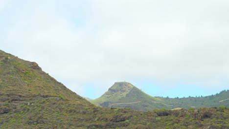 Zeitraffer-Des-Kraterähnlichen-Berges-Teneriffas-Unter-Bewölktem-Himmel