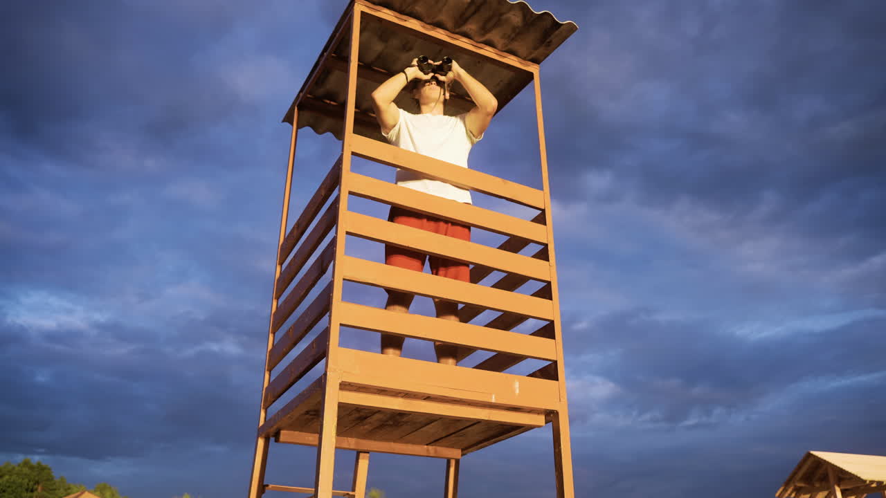 해변에서 남자 구명병