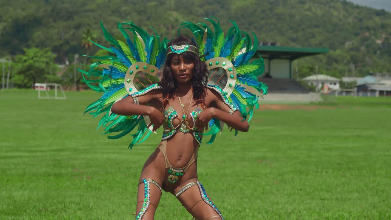 en medio de los ritmos pulsantes de la música del carnaval de trinidad, el espíritu de una joven brilla en su colorido traje.