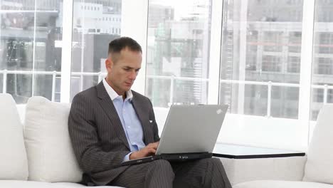 hombre de negocios serio trabajando en una computadora portátil