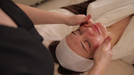 sesión de masaje facial en el spa
