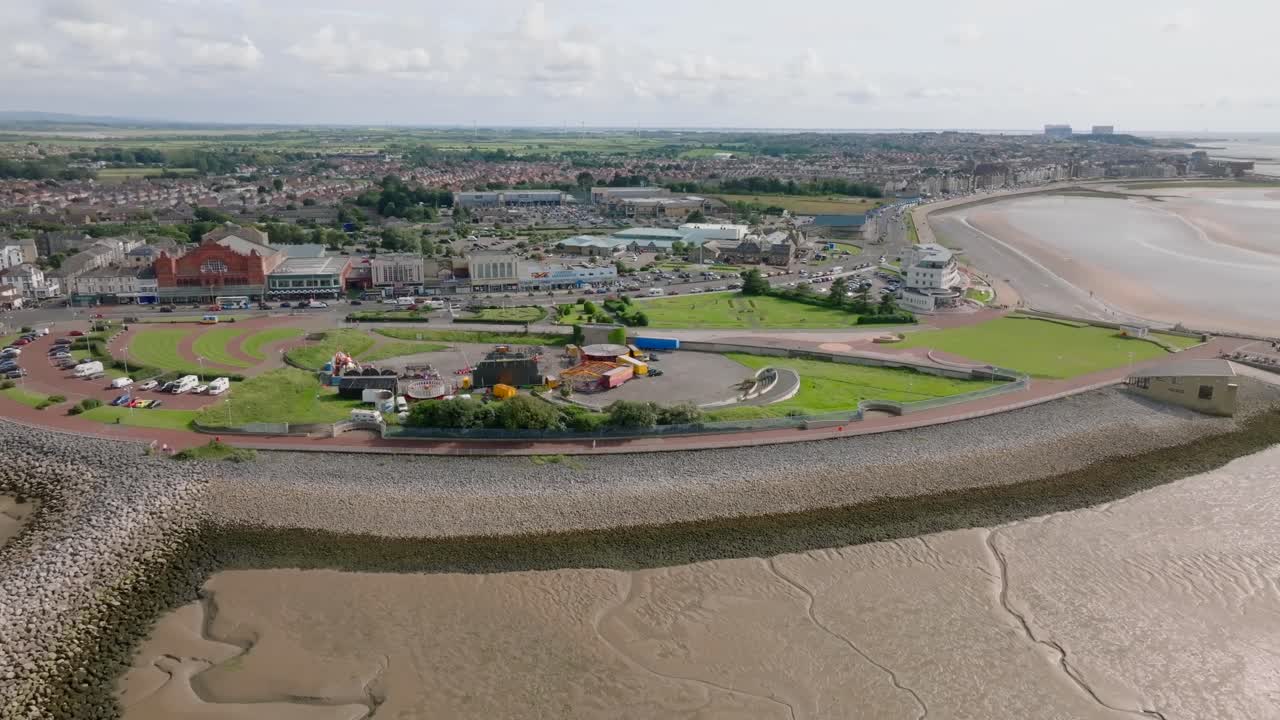 Cittadina costiera, promontorio, luna park e sito di costruzione proposto per l'Eden Project. Estate. Marine Road Central, Morecambe, Lancashire, Regno Unito.