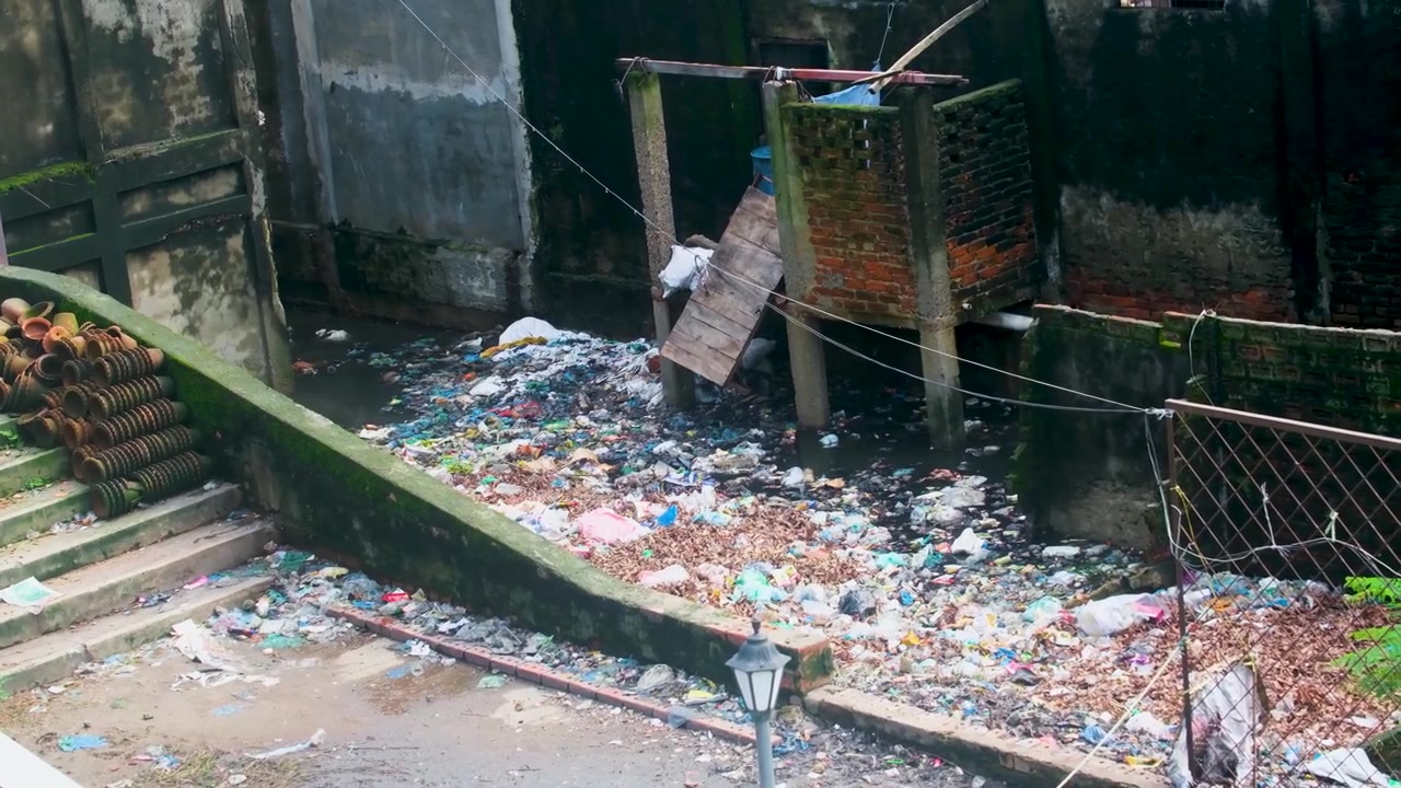 Inquinamento idrico - Fiume inquinato con spazzatura a Dhaka, Bangladesh. Campo lungo.