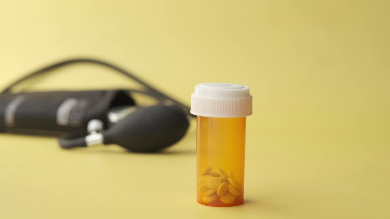 monitor de presión arterial y medicamentos