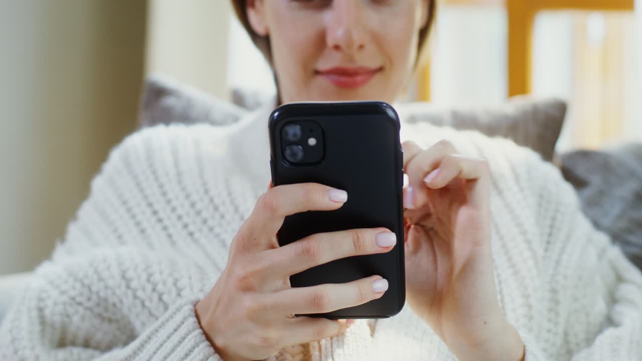 mujer con smartphone en casa