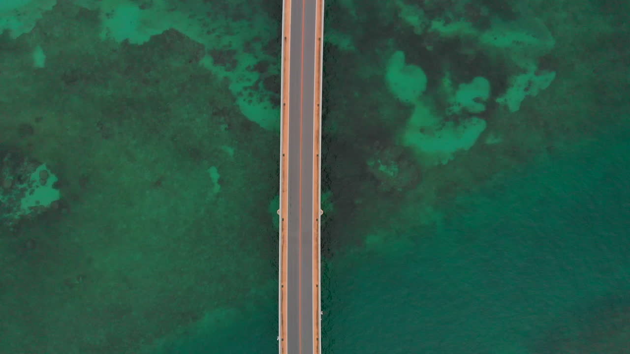 vista aérea de un puente sobre los arrecifes de coral del océano