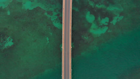 Vista-Aérea-De-Un-Puente-Sobre-Los-Arrecifes-De-Coral-Del-Océano