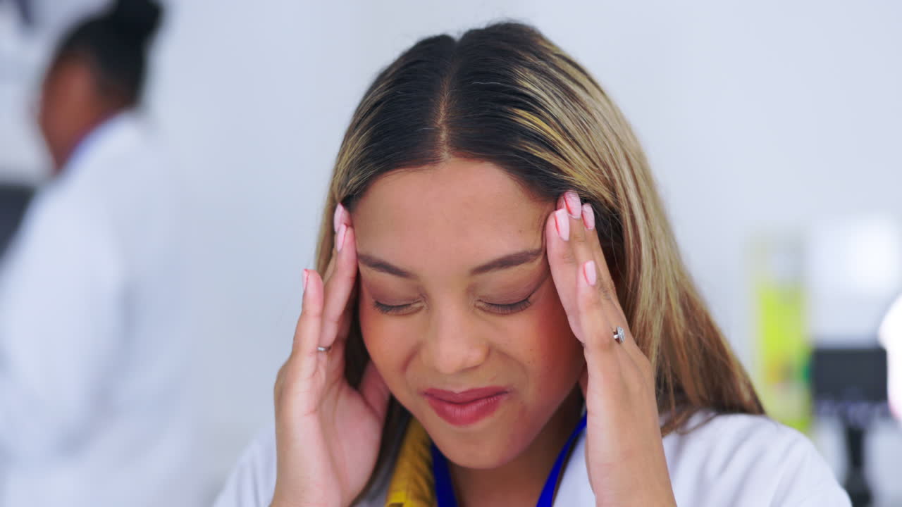 médico, estrés o masaje de mujer con dolor de cabeza