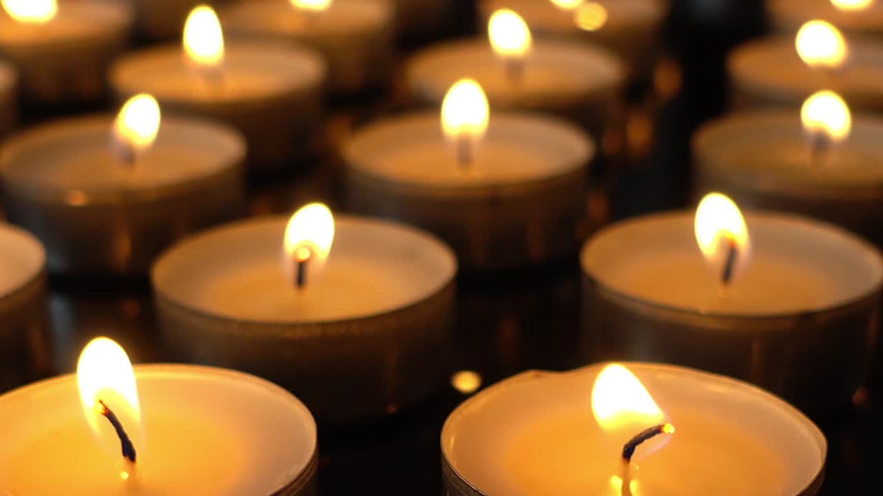 Candele su sfondo nero