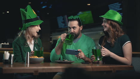 amigos celebrando el día de san patricio en un pub