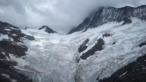 toma de establecimiento de un glaciar alpino moribundo en los alpes suizos en europa en un día nublado y aterrador