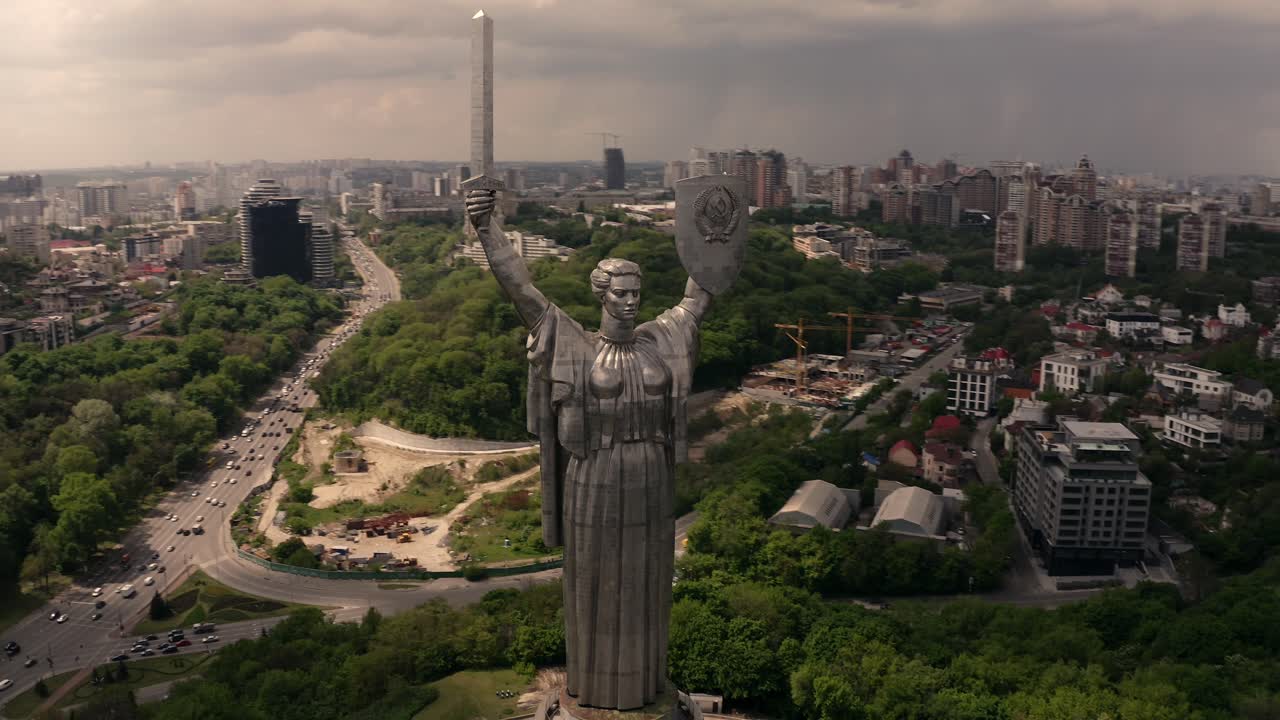 monumento a la patria desde el punto de vista de los pájaros kiev ucrania