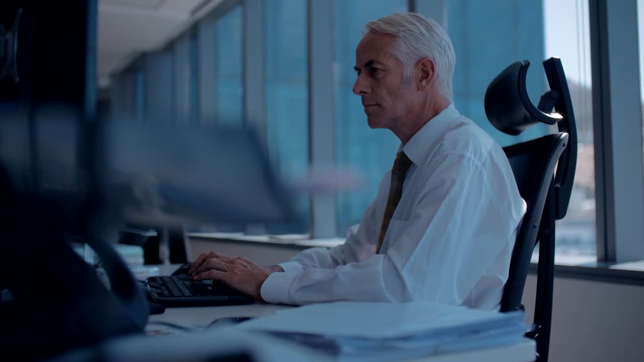 컴퓨터에서 일하는 성숙한 사업가