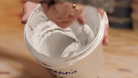 a worker mixes the material for puttying the walls