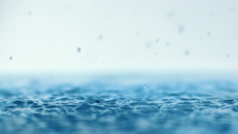 gotas de agua de lluvia cayendo en cámara súper lenta.