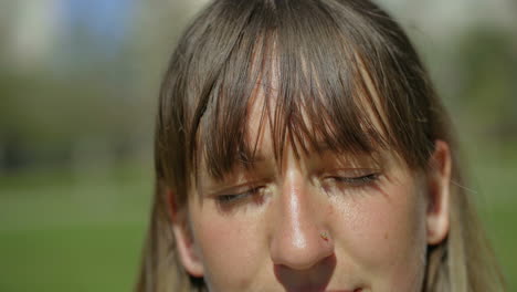 retrato en primer plano de una joven sonriente con piercing.