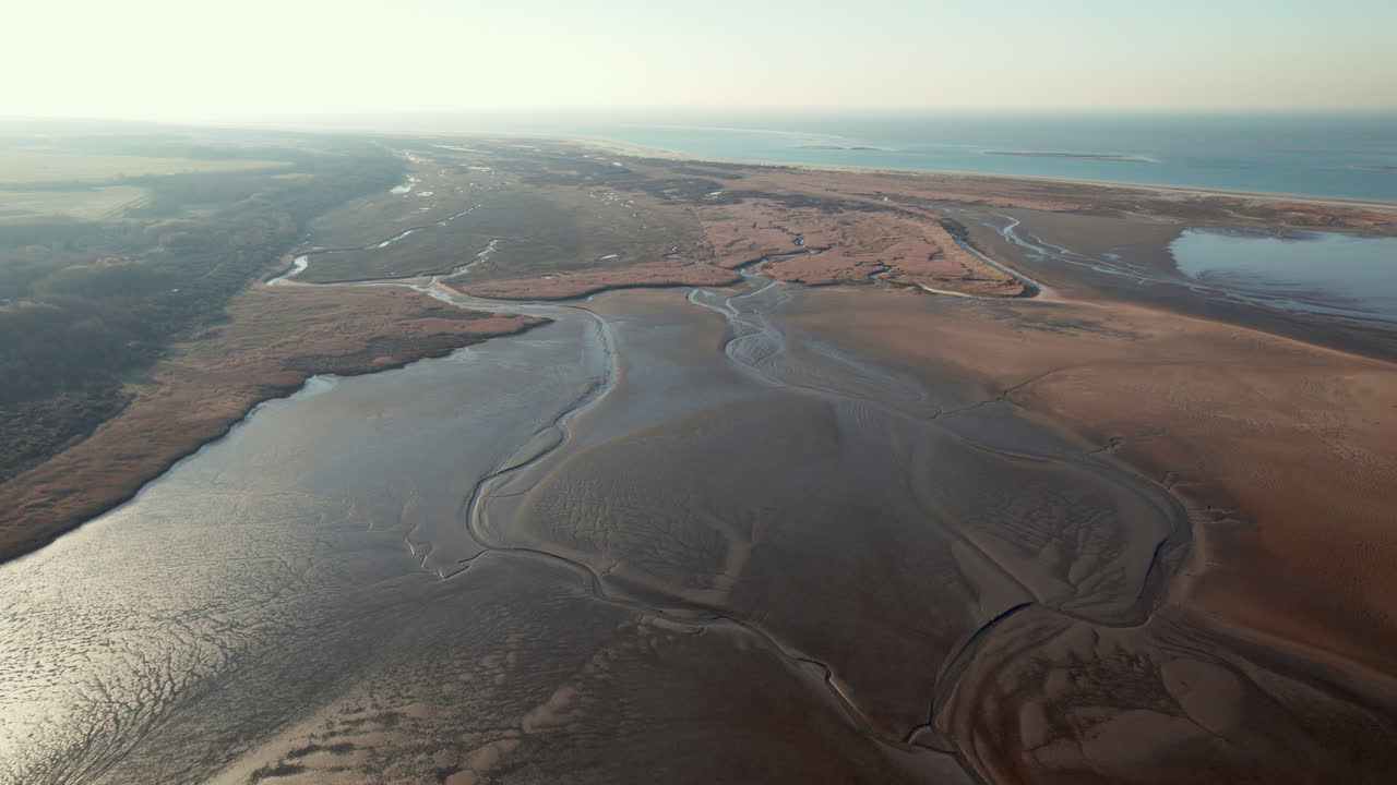 vuele sobre la pintoresca reserva natural de kwade hoek cerca de la playa de stellendam en holanda