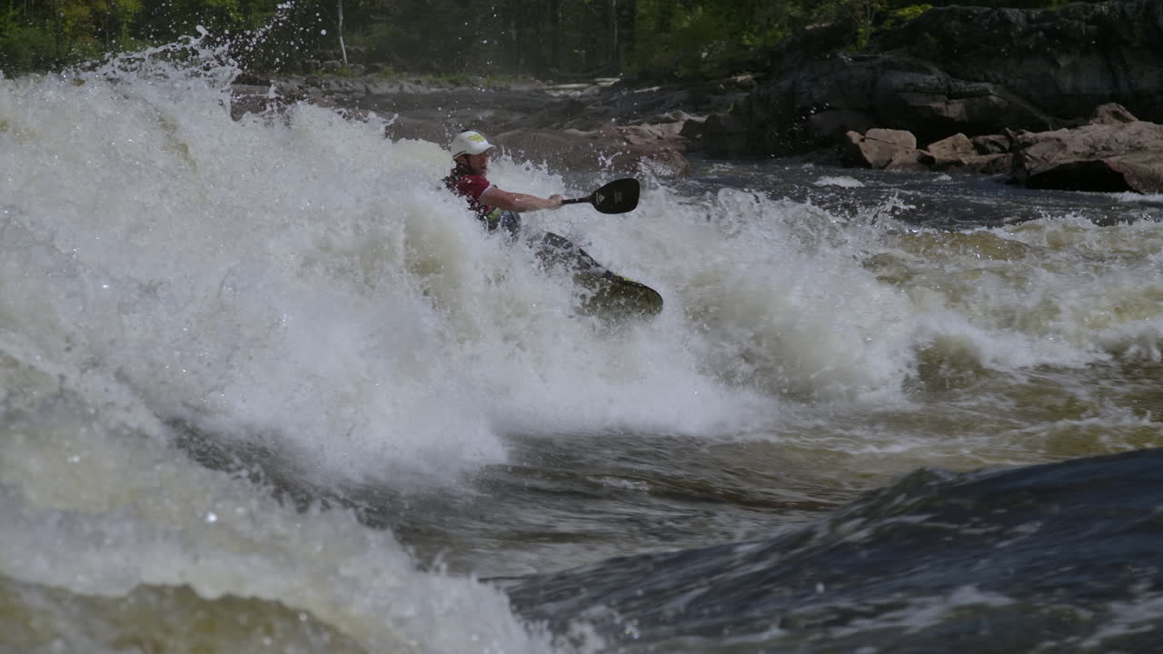 Kayak su rapide in slow motion, sport estremi.