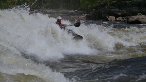 Extremsport-Kajak-In-Zeitlupe-Auf-Wildwasser