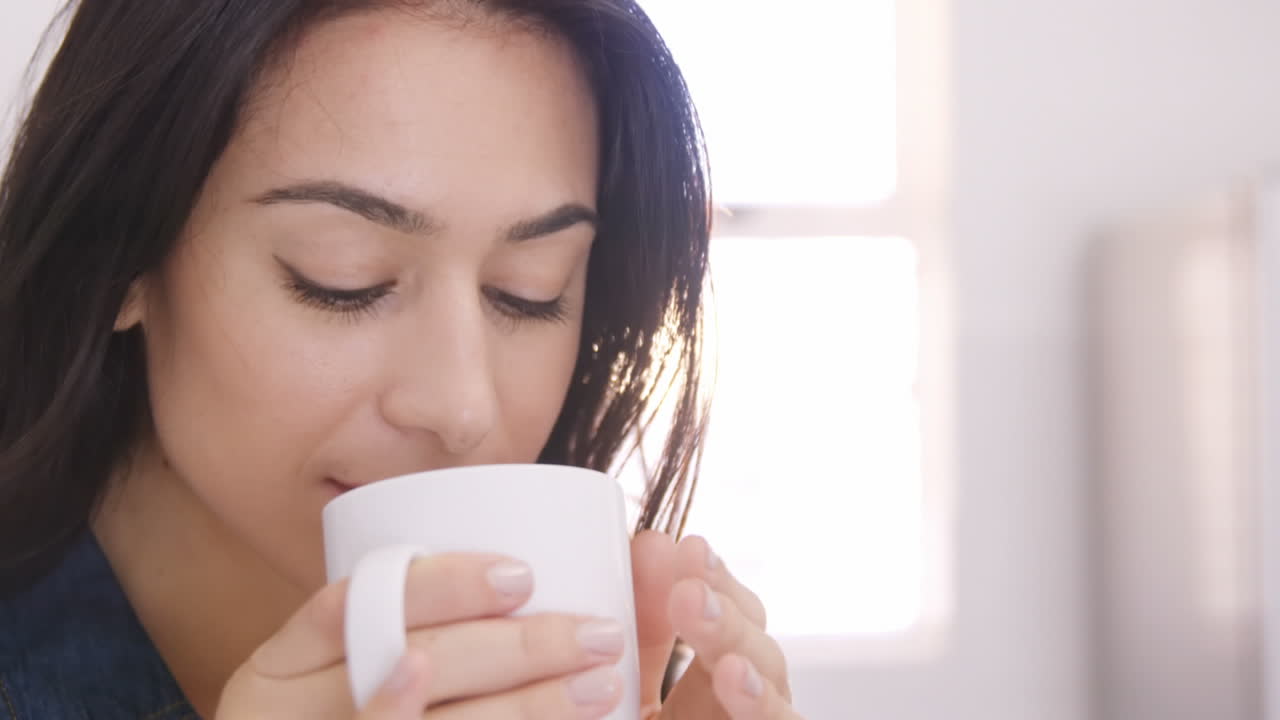 커피를 마시는 사려 깊은 여성