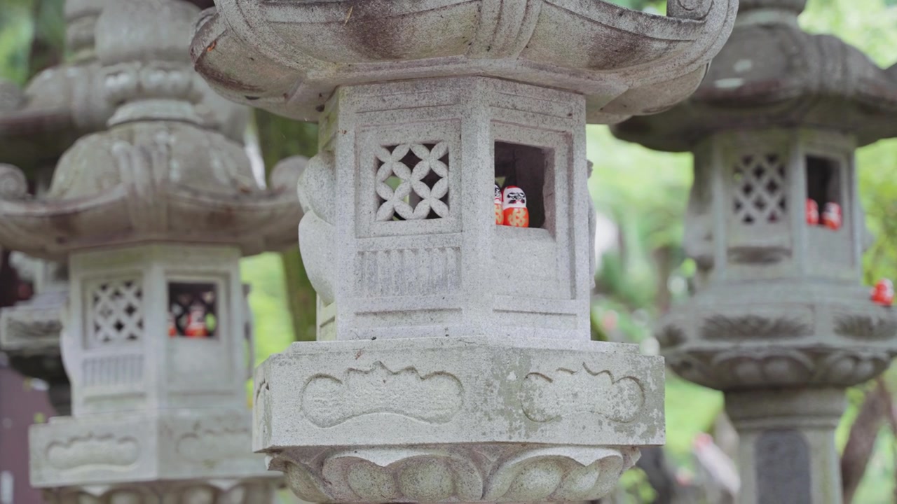 Røde Daruma-dukker ved Katsuoji-templet repræsenterer japansk kultur, spiritualitet, held, succes, tradition, turisme og religiøs arv