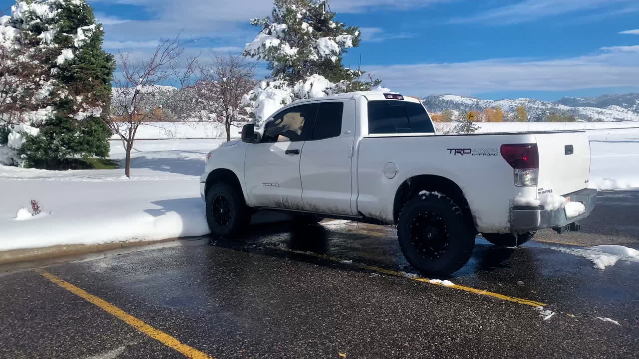 грузовик toyota tundra, белый, 6-футовая кровать, trd off road, заснеженные окрестности, 4k
